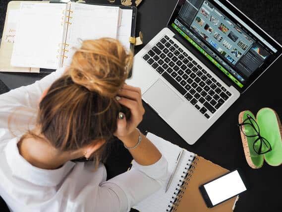 Cómo estudiar a distancia por internet. Chica estresada mientras estudia online.