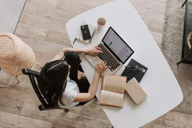 Estudiar a distancia tiene el mismo valor que presencial. Persona estudiando a distancia.