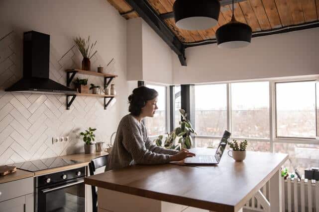 Estudiar a distancia tiene el mismo valor que presencial. Persona estudiando a distancia desde su cocina.