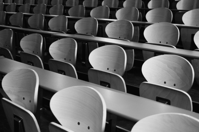 Clase vacía de una clase, representando una de las desventajas de ausencia de contacto en las clases a distancia.