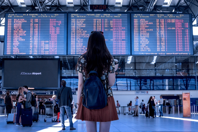 Mujer viajando por la libertad que le da el poder viajar a distancia.