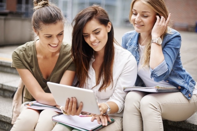 estudiar a distancia vs presencial chicas estudiando online