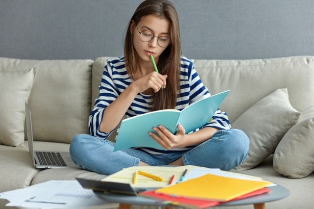 alumna estudiando a distancia desde su casa