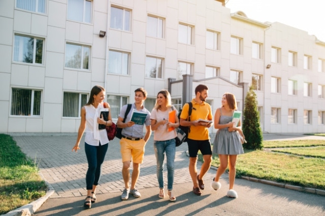 Alumnos saliendo de clase de estudiar presencialmente