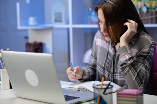 mujer estudiando a distancia por internet