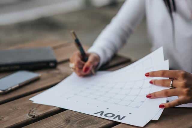 Estrategias para estudiar a distancia. Persona planificando sus estudios en un calendario.