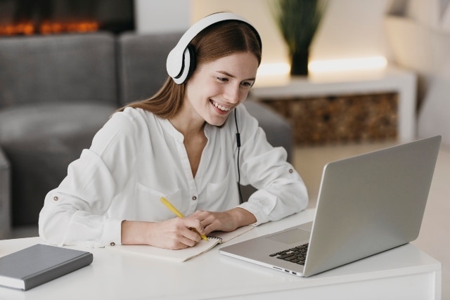 Mujer estudiando a distancia por internet