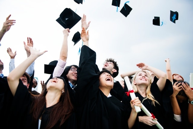 Estudiantes graduados a distancia