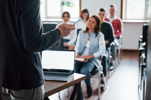 ¿Es igual estudiar a distancia que presencial? Estudiantes en el aula