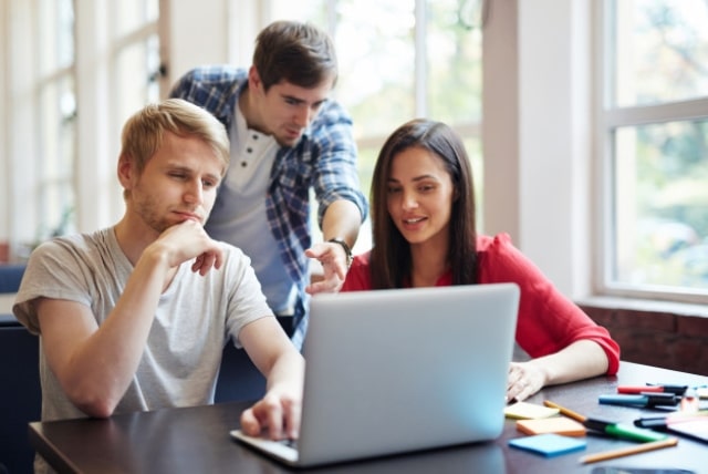 Alumnos estudiando en clase. es igual estudiar a distancia que presencial