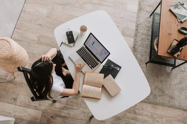 Persona que muestra como estudiar a distancia desde otro país.