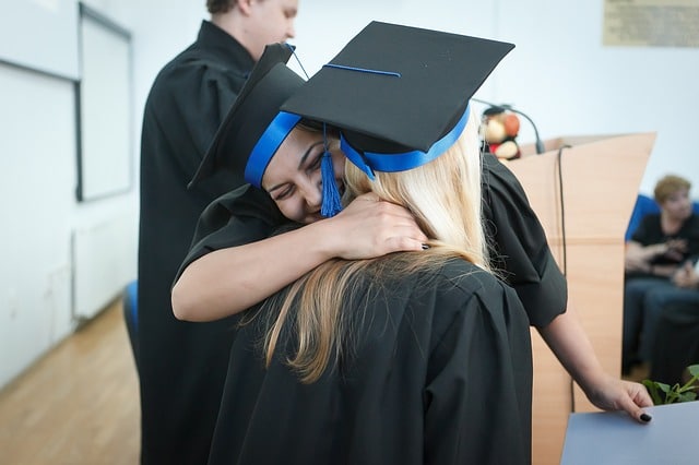 Estudiantes de grado universitario online graduándose