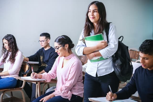 alumnos de estudiar ade a distancia