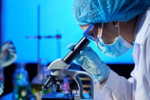 estudiante del curso estudiar biología a distancia