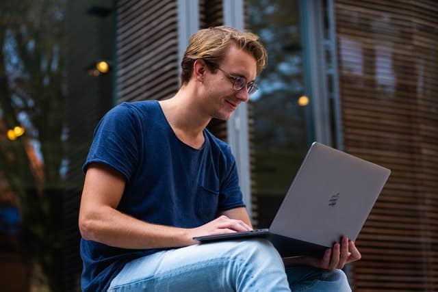 Alumno estudiando Graduado Social a distancia