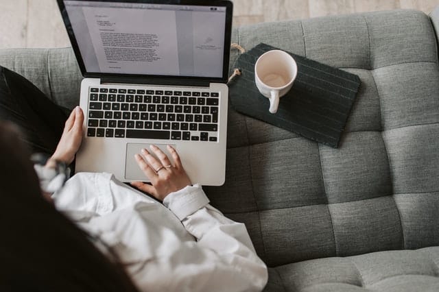 Estudiante estudiando graduado social a distancia