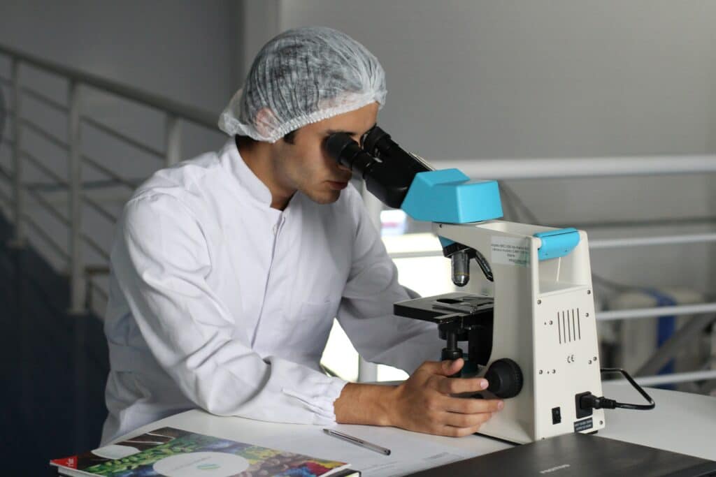 estudiante de biología a distancia en prácticas